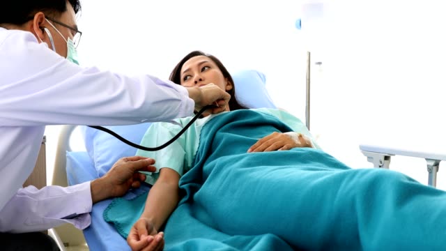 El-médico-usa-estetoscopio-para-controlar-la-respiración-del-paciente.