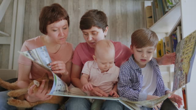 Eine-lesbische-Familie-mit-zwei-Kindern-und-Müttern-isoliert-zu-Hause.-Heimerziehung.