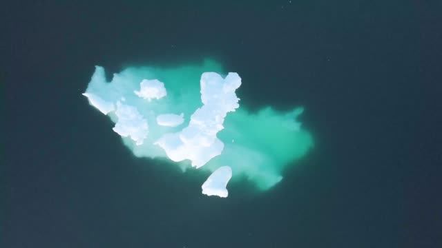Eisberge-Drohne-Luftvideo-Top-Ansicht---Klimawandel-und-globale-Erwärmung---Eisberge-aus-schmelzenden-Gletscher-in-Eisfjord-in-Ilulissat,-Grönland.-Arktische-Natureislandschaft-im-Unesco-Weltkulturerbe.
