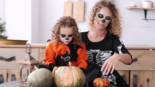 Mutter-und-Tochter-mit-lockigen-Haaren-tragen-Halloween-Kostüme
