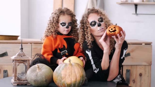 Madre-e-hija-con-el-pelo-rizado-usando-disfraces-de-Halloween