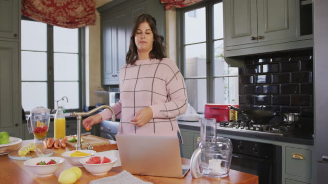 Mujer-vlogger-caucásica-haciendo-un-video-de-cocina-en-casa