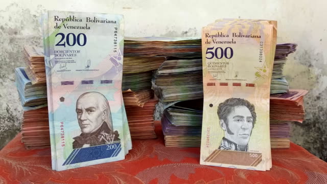 Ein-Haufen-und-Bündel-venezolanischen-Geldes