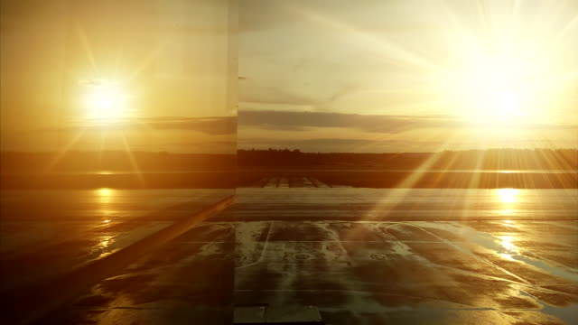 Reflexión-en-la-ventana-del-aeropuerto-de-un-avión-de-despegue-durante-la-puesta-del-sol