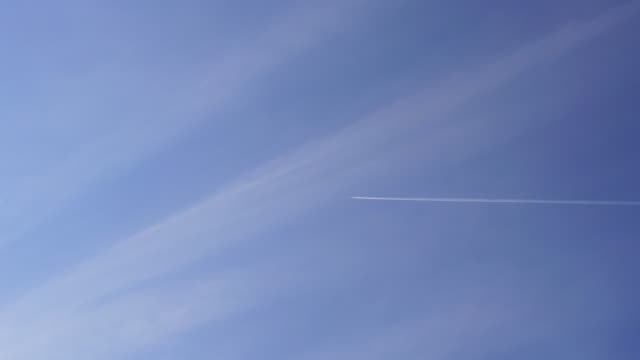 Flugzeug-fliegt-am-blauen-Himmel
