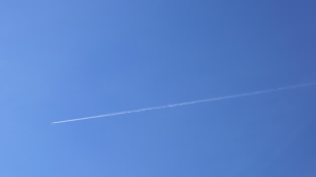 Avión-volando-en-el-cielo-azul