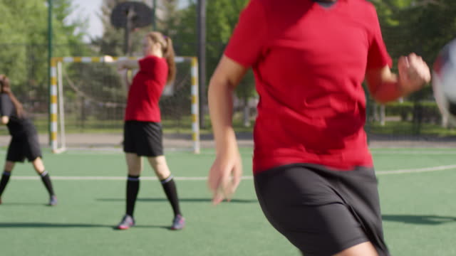 Weibliche-Fußballerin-übt-Jonglieren-auf-Dem-Außenfeld