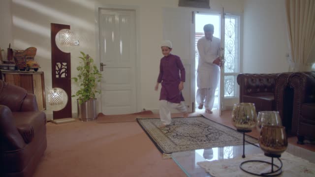 Papá-y-su-hijo-regresan-de-la-Mezquita-en-Eid-Holidays