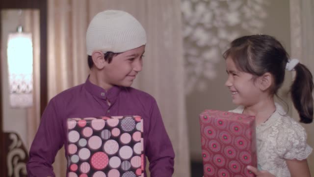 Niños-musulmanes-sonriendo,-felices-de-recibir-regalos-de-los-padres-en-las-vacaciones-de-Eid