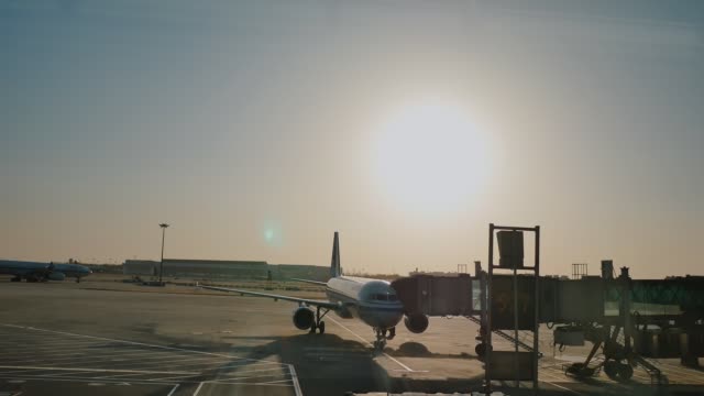 Das-Flugzeug-fährt-zur-Landebahn-für-den-Flug.-Abends-bei-Sonnenuntergang.-Peking.-China