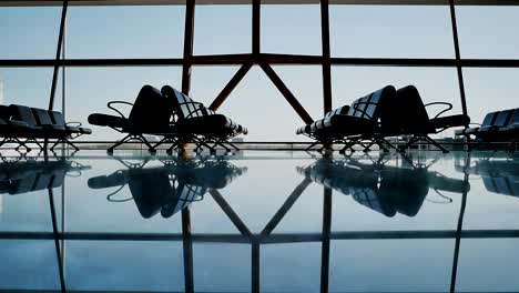 Silhouette-Gruppe-von-Passagieren-zu-Fuß-mit-Gepäck-am-Flughafen