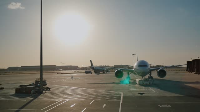 Das-Flugzeug-fährt-zur-Landebahn-für-den-Flug.-Abends-bei-Sonnenuntergang.-Peking.-China