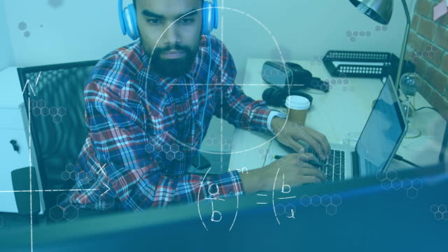 Animation-von-gemischten-Rasse-Mann-trägt-einen-Kopfhörer-und-mit-einem-Computer-über-mathematische-Gleichungen