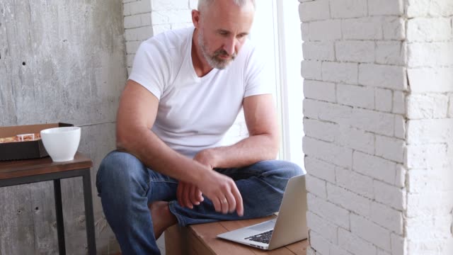 Ein-erwachsener-Mann-arbeitet-zu-Hause-auf-Selbstisolation,-macht-Online-Bestellungen,-verwendet-einen-Coputer
