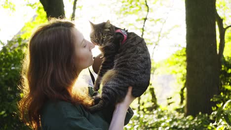 Woman-walk-with-cat-in-park