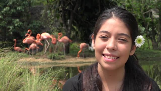 Lächelnd-Teen-Mädchen-kolumbianischen
