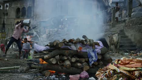 Cremation-fire-on-a-Indian-ghat.