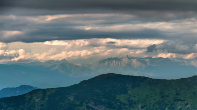 Dramatische-Donner-Wolken-Abendhimmel-über-Berge-Zeitraffer