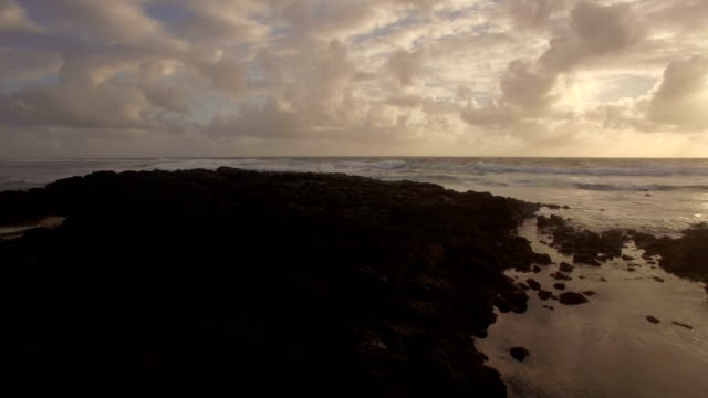 Cierre-aéreo-vista-de-olas-de-agua-cerca-de-strand-en-el-Océano-Índico,-Isla-Mauricio
