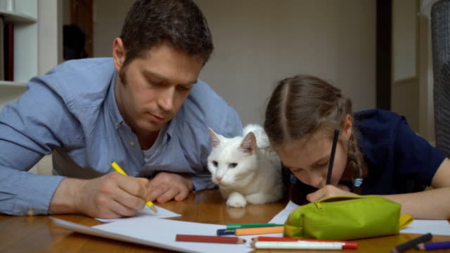 Familie-mit-Katze-zeichnen-auf-dem-Boden.