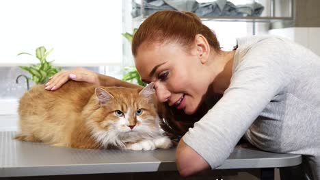 Wunderschöne-Frau-lächelnd-posiert-mit-ihrer-Katze-in-der-Tierarzt-Büro