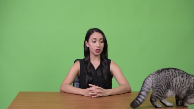 Junge-schöne-asiatische-geschäftsfrau-als-Nachrichtensprecher