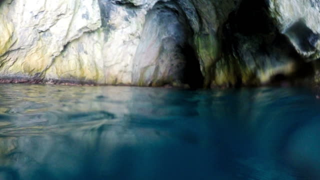 Dino-Cavern-de-la-isla-y-del-mar-azul,-Isola-di-Dino,-Praia-un-Mare,-Calabria,-al-sur-de-Italia,-tiempo-Real,-4-K