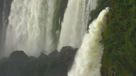 Iguazú-cascada-durante-el-desayuno-completo-en-el-verano-de-aves,-primer-plano-tiro-al-revés-cataratas-de-las-más-grandes-del-mundo,-Brasil,-Argentina.-Rojo-cámara-de-cine-de-vídeo