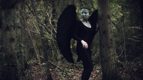 4k-Angst-Halloween,-die-dunklen-Engel-Frau-mit-schwarzen-Wald-Flügel-auf-der-Suche