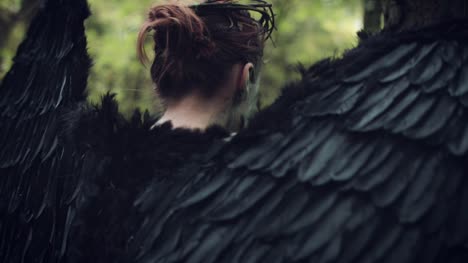 4k-geht-Halloween-Dark-Angel-Frau-mit-schwarzen-Flügeln-in-Wald