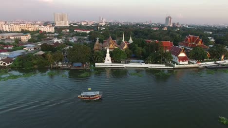 Boot-in-chaopraya-Fluss-pathumthani-outskirt-bangkok-thailand