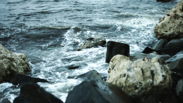 Wellen-schlagen-gegen-die-Felsen-am-Ufer