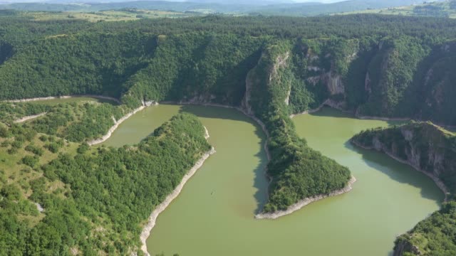 Mäander-am-Rocky-River-Uvac-Schlucht-in-Serbien