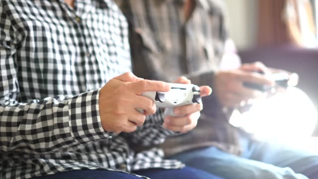 Männliche-und-weibliche-Hände-spielen-Videospiel-zu-Hause