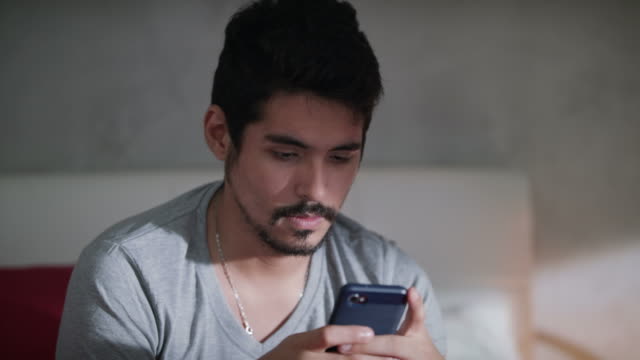 Hispanic-Gay-Paar-einander-zu-ignorieren-und-mit-Handys