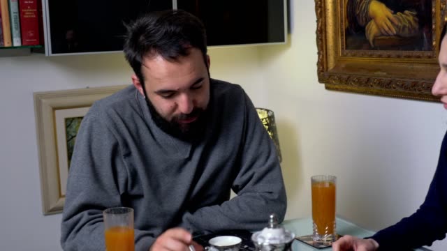 alous-angry-woman-arguing-with-his-husband-during-breakfast