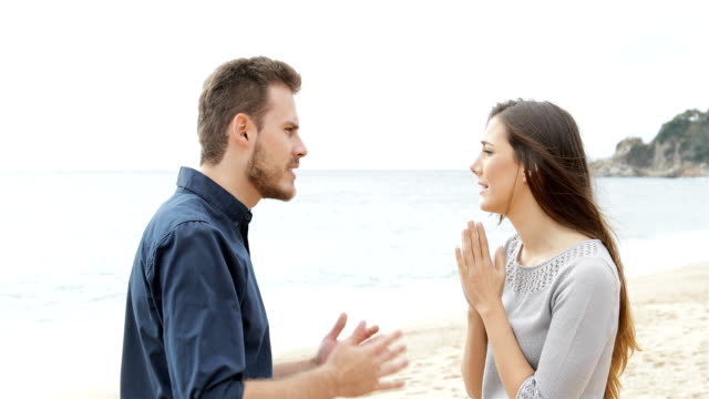 Couple-breaking-up-on-the-beach
