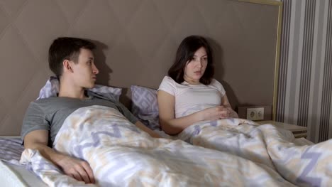 Man-and-woman-swear-in-bed.-Difficulties-in-relationships