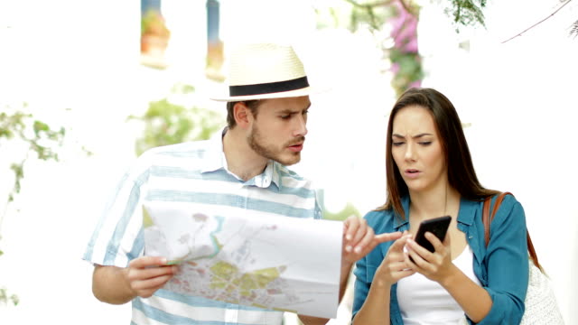 Confused-tourists-searching-location-on-vacation