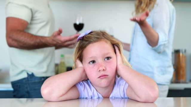 Kleines-Mädchen-Schutz-vor-Lärm-von-Eltern-Kämpfen
