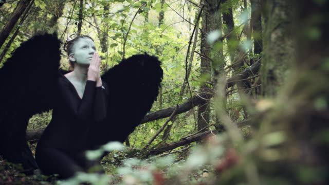 4k-Halloween-Dark-Angel-Woman-with-Black-Wings-in-Forest-Praying