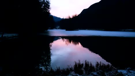 Gefrorenen-See-und-Enten-Sonnenuntergang,-slowmotion