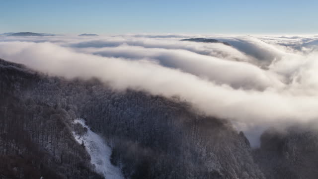 Winter-mountain-with-clouds---lime-lapse