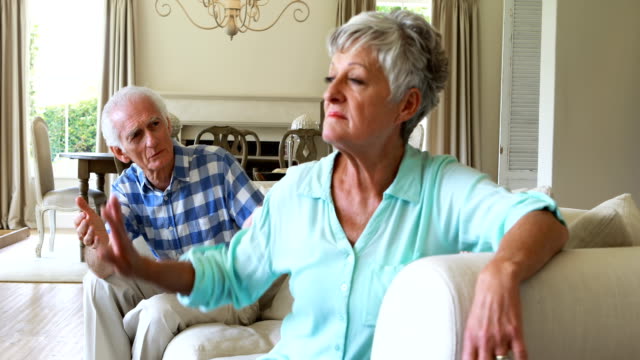 Senior-pareja-discutiendo-entre-sí-en-la-sala-de-estar