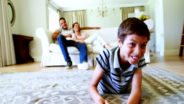 Los-padres-y-su-hijo-viendo-televisión-en-la-sala-de-estar