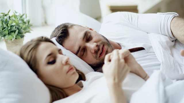 Nahaufnahme-eines-Paares-mit-Beziehungsproblemen-emotionalen-Gespräch-beim-liegen-im-Bett-zu-Hause