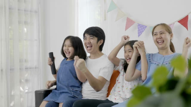 4K:-Slow-Motion-von-asiatischen-Familienglück-gemeinsam-spannende-Film