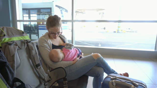 Eine-stillende-Frau-ihr-Kind-am-Flughafen