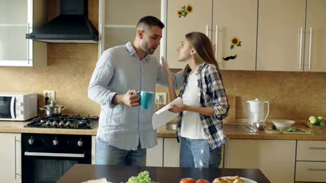 Young-couple-quarrels-in-the-kitchen-at-home