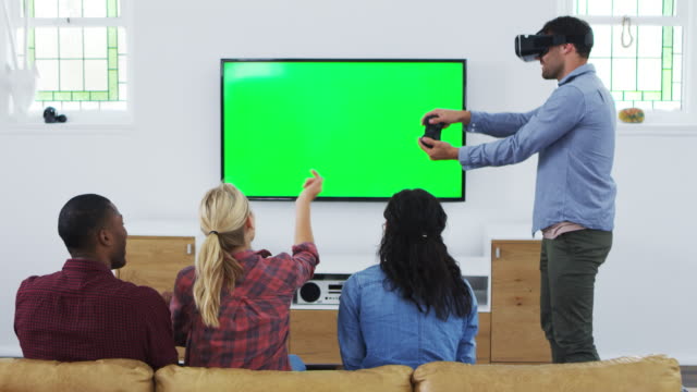 Freunde-spielen-Computerspiel-mit-Virtual-Reality-Kopfhörer